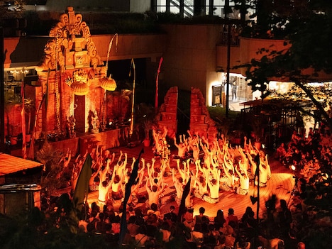 「ケチャまつり」より、ケチャ披露中の様子。