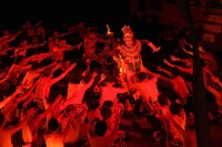 「ケチャまつり」より、ケチャ披露中の様子。