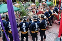 「ケチャまつり」に参加する祭り仲間たち。