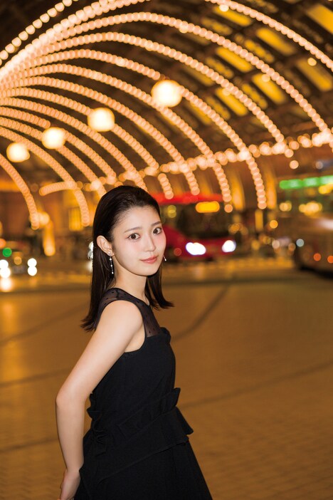 阪口珠美（乃木坂46）の1st写真集「青いバラ」通常版の裏表紙。（撮影：Takeo Dec.）