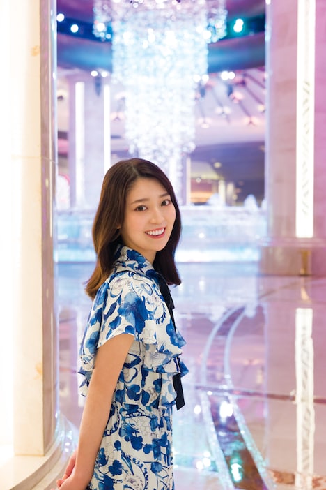 阪口珠美（乃木坂46）の1st写真集「青いバラ」楽天ブックス限定版の裏表紙。（撮影：Takeo Dec.）