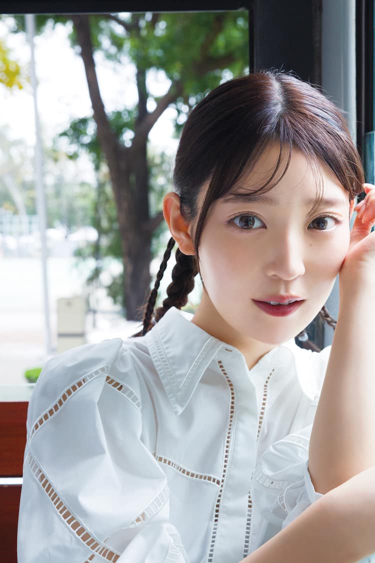 乃木坂46阪口珠美1st写真集の裏表紙公開、“大切な曲”の衣装で香港に  