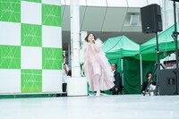 ルーファ広場グランドステージに元気よく飛び出してきた玉井詩織。