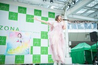 ルーファ広場グランドステージに元気よく飛び出してきた玉井詩織。