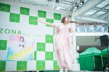 ルーファ広場グランドステージに元気よく飛び出してきた玉井詩織。