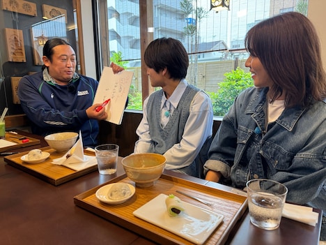 左から秋山竜次（ロバート）、柏木悠（超特急）、磯山さやか。(c)テレビ東京