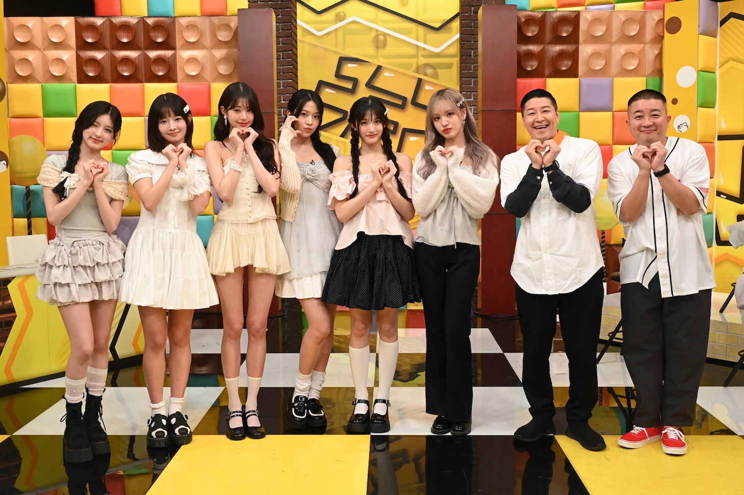 ハートポーズをするIVE、チョコレートプラネット。(c)テレビ朝日