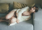 日向坂46高本彩花、ソファでくつろぐ
