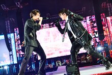 左からJAY、TERU。