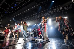 BiSとGacharic Spinが新宿BLAZEで熱烈ツーマン、最後は一緒に走る