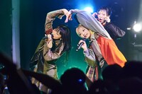 ヒューガー、クレナイ・ワールズエンド、後ろにイコ・ムゲンノカナタ（撮影：大橋祐希）