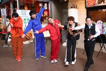 左から濱家隆一（かまいたち）、博多大吉（博多華丸・大吉）、大悟（千鳥）、向井康二（Snow Man）、津田篤宏（ダイアン）。(c)カンテレ