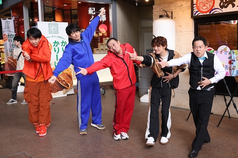 左から濱家隆一（かまいたち）、博多大吉（博多華丸・大吉）、大悟（千鳥）、向井康二（Snow Man）、津田篤宏（ダイアン）。(c)カンテレ