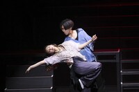 ダンサーと踊る愛来。（撮影：笹森健一）