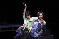 ダンサーと踊る小島はな。（撮影：笹森健一）