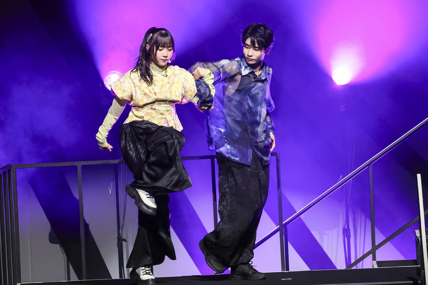 ダンサーと踊る市川優月。（撮影：笹森健一）