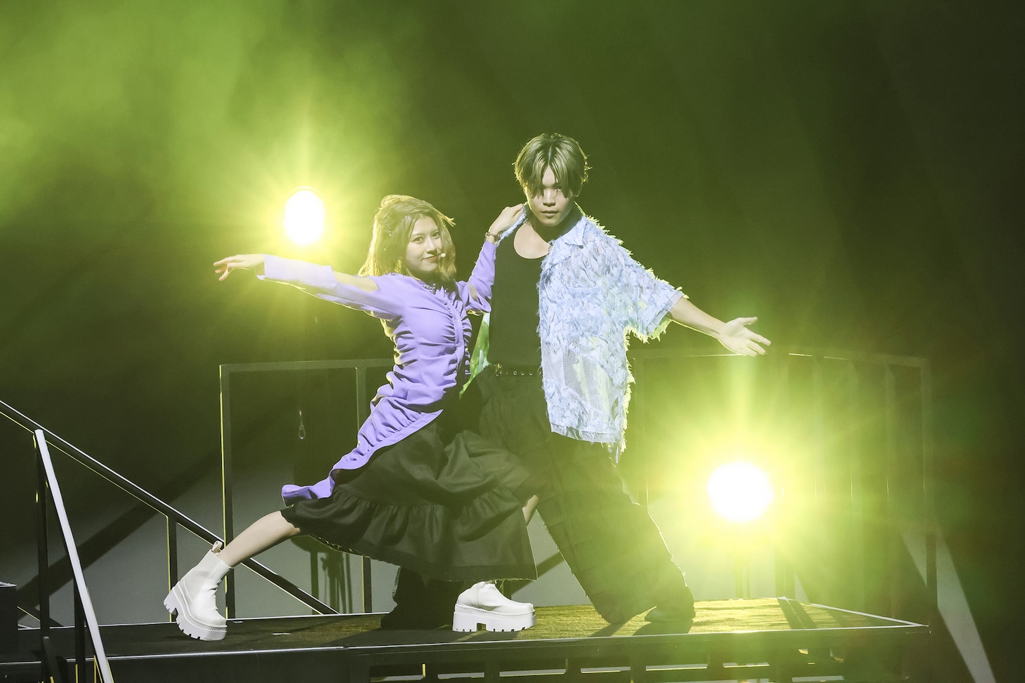 ダンサーと踊る鈴木萌花。（撮影：笹森健一）