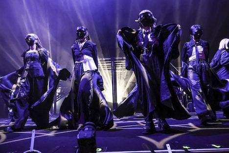 AMEFURASSHI「梅雨祭 2024-Dance in the rain-」の様子。（撮影：笹森健一）