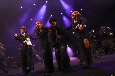 AMEFURASSHI「梅雨祭 2024-Dance in the rain-」の様子。（撮影：笹森健一）