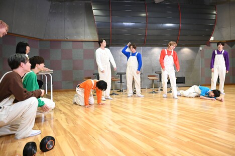 「踊ってつなげろ！ 連結ダンシング」で笑い崩れるメンバー。