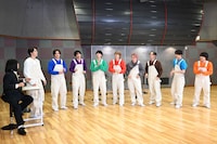 タカシ考案のゲームで遊ぶメンバー。