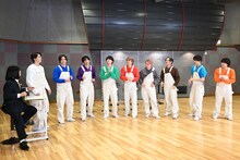 タカシ考案のゲームで遊ぶメンバー。