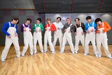 「踊ってつなげろ！ 連結ダンシング」のポーズを取る超特急。