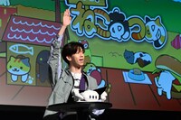 「猫好きな人ー？」と8号車に問いかけるリョウガ。