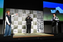 「もっと！ねこあつめ」をプレーするタカシ。