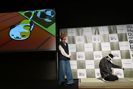 猫をなでるタカシ（右）。