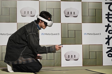 猫とコミュニケーションを図るタカシ。