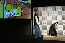 タカシのもとに近寄りすぎて“融合”した猫（左）。