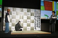 猫じゃらしで遊ぶタカシ（中央）を見守るユーキとリョウガ。