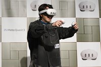 猫を抱っこするタカシ。