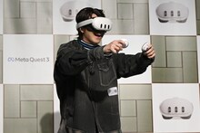 猫を抱っこするタカシ。