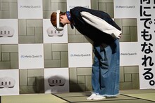 下を覗き込んで怯えるユーキ。