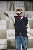 板の上で「TRAIN」を踊るユーキ。