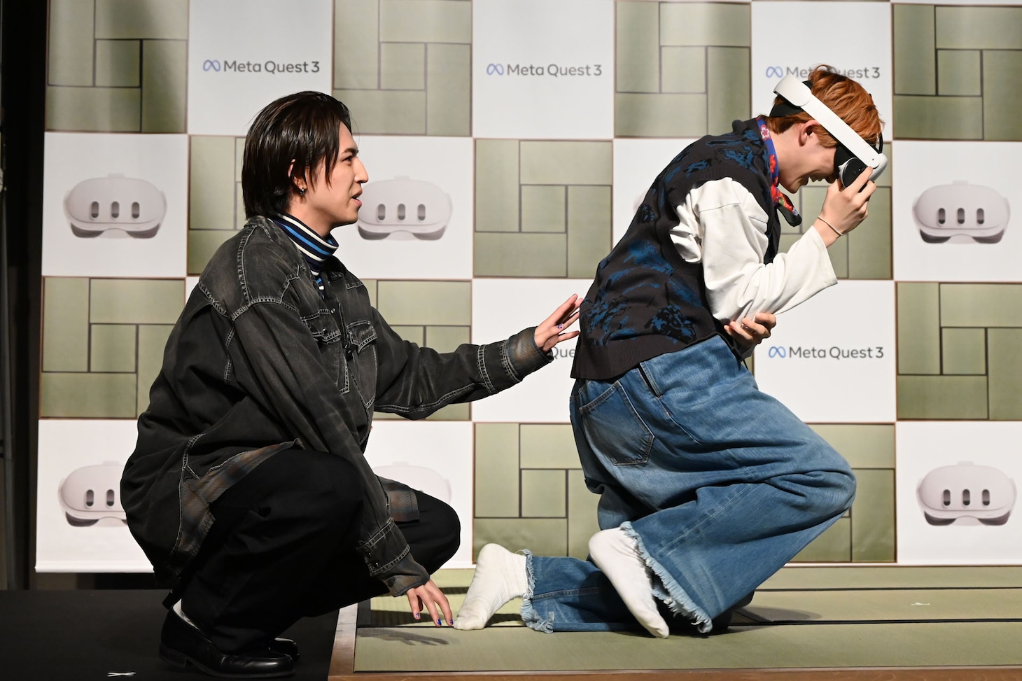 地上に転落したユーキ（右）を心配するタカシ（左）。