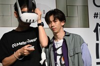 スタンバイの様子を見つめるリョウガ。