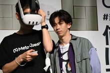 スタンバイの様子を見つめるリョウガ。