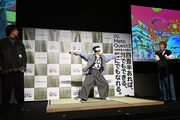 サンバを踊るリョウガ（中央）を見るタカシとユーキ。