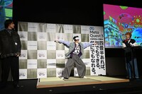 サンバを踊るリョウガ（中央）を見るタカシとユーキ。