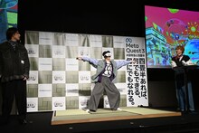 サンバを踊るリョウガ（中央）を見るタカシとユーキ。