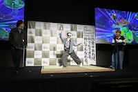 サンバを踊るリョウガ（中央）を見るタカシとユーキ。