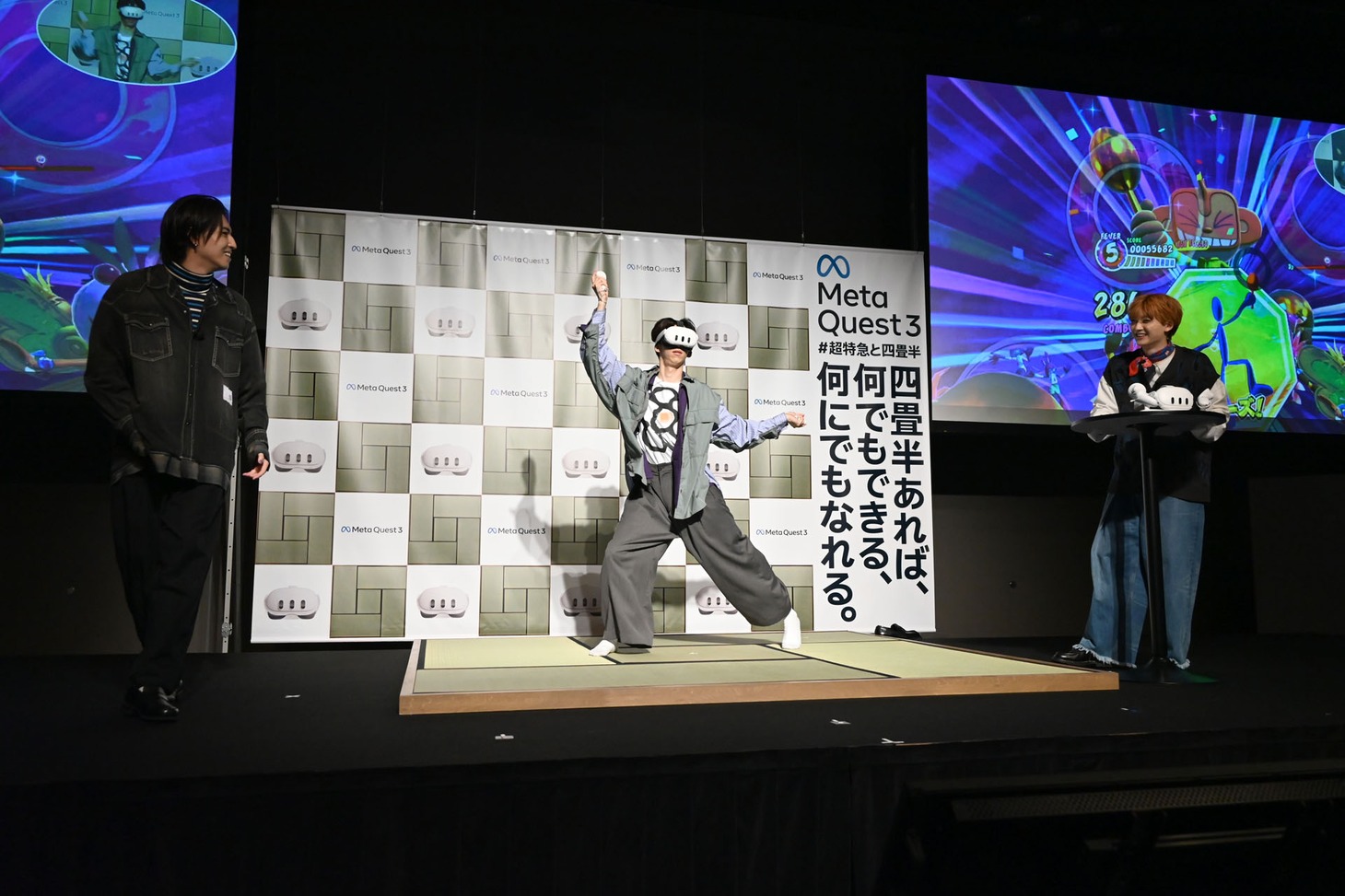 サンバを踊るリョウガ（中央）を見るタカシとユーキ。