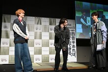 突如笑い出し、「笑いに没入した」と話すタカシ（中央）。