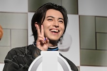 ピースするタカシ（超特急）。