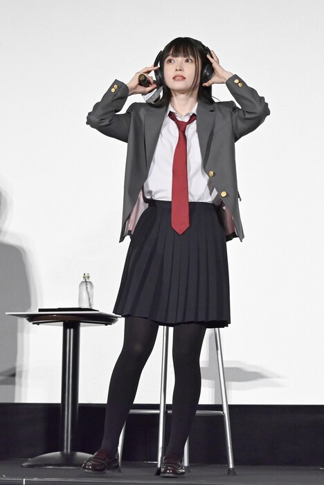 ヘッドフォンを着けてノリノリの高石あかり。