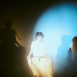 ナナヲアカリがアニメ「ダンジョンの中のひと」ED曲担当、歌詞はナユタセイジとの共作