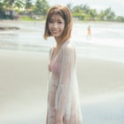 日向坂46高本彩花、ヌーディな水着姿でタヒチの海辺に立つ